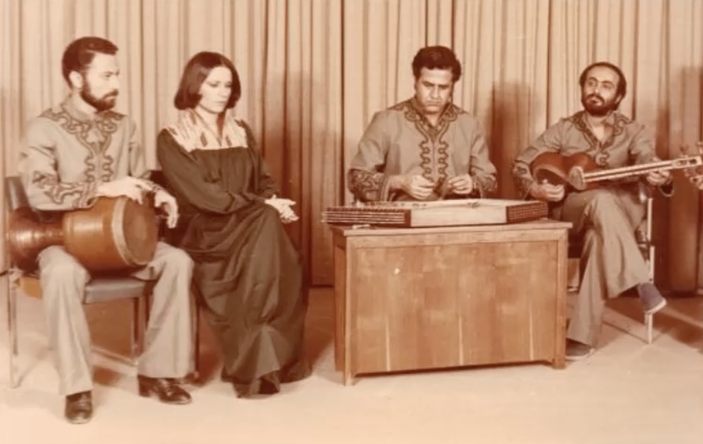 Parissa singing — Bayat-e Esfahan, Tasnif-e Ab-e Hayat; live at Bagh-e Ferdows with Ensemble Darvish (Reza Shafieian), 1978